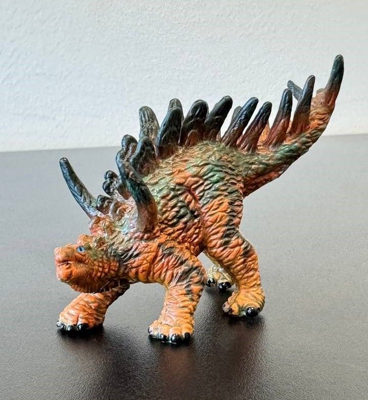Кентозавр з блакитиними очима, Dino Toys (57600) 2986096057600 фото