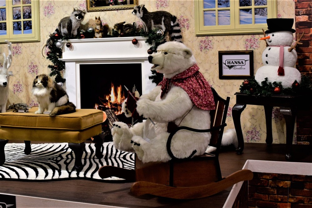 Hansa® | Анімована М'яка іграшка HANSA Мама-полярний ведмідь на кріслі-гойдалці (0825)