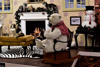 Hansa® | Анимированная Мягкая игрушка HANSA Мама-полярный медведь на кресле-качалке (0825)